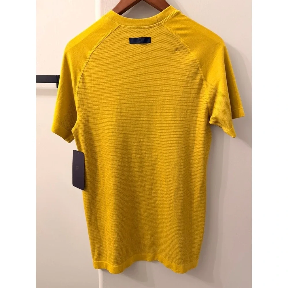 Fabletics Training Day Tee Mens Small Yellow Short Sleeve Athletic Shirt NEW
